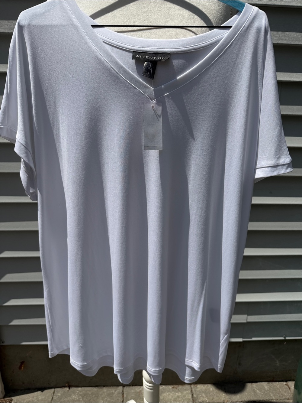Women's New with Tags White V-Neck Short Sleeve Tee - Size XL